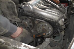 открутить натяжной ролик ГРМ на ВАЗ 2110-2112